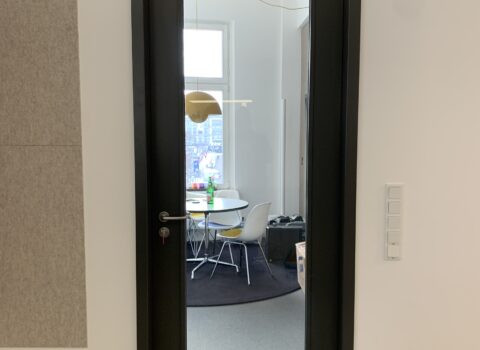 Tür mit Durchblick