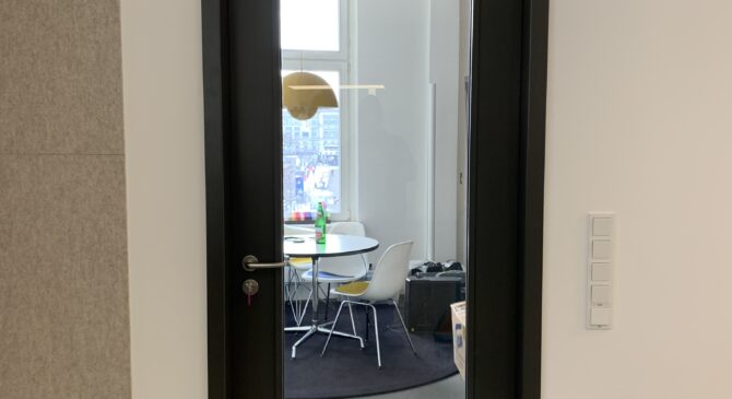 Tür mit Durchblick